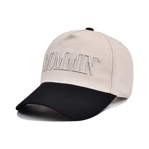 Two-tone baseball cap with beige crown, black brim and white MOMMIN embroidery
