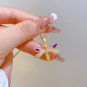 Élégant collier libellule doré avec ailes en émail violet et cristaux de zircon brillant