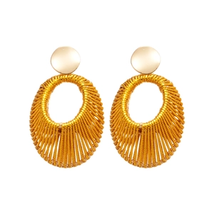 Boucles d'oreilles ovales en métal doré avec pendentif tissé et clous polis