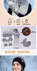 Détail de la doublure en fausse fourrure épaisse et gants tactiles de l'ensemble hiver