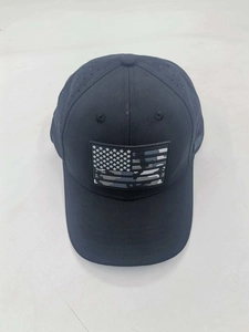 Schwarze Baseballkappe mit Camo-US-Flaggen-Patch zum Independence Day