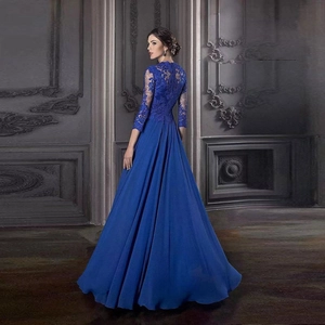 Robe de soirée élégante bleu roi avec corsage en dentelle et jupe longue en mousseline