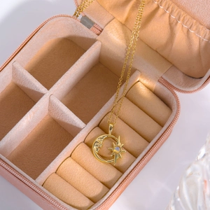 Goldene Stern-Mond-Halskette mit Opal-Anhänger in einer rosa Samtschmuckschatulle