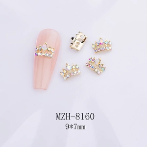 Détail du bijou d'ongle couronne dorée MZH-8160 avec strass arc-en-ciel, taille 9x7mm