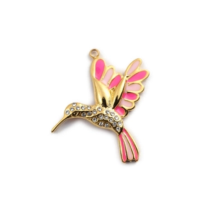 Vista macro del ciondolo a colibrì dorato con ali in smalto rosa e strass luccicanti