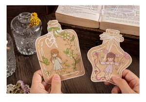 Nahaufnahme von Vintage-PET-Glastopf-Aufklebern mit Waldmädchen-Illustrationen