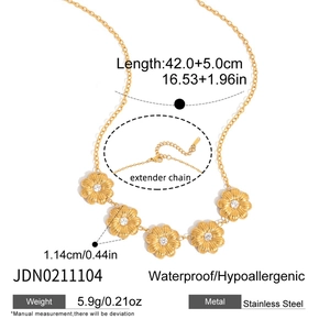 Détail macro du collier fleur dorée avec zircons blancs et chaîne d'extension