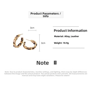 Détails des boucles d'oreilles créoles en chaîne dorée et cuir léopard de 3 cm
