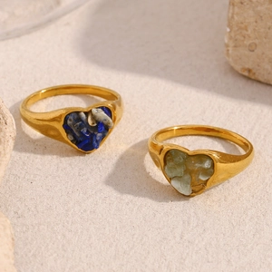 Nahaufnahme des herzförmigen 18K vergoldeten Rings mit Lapis- und Steineinlage
