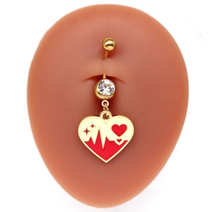Vue détaillée du piercing de nombril coeur doré avec motif de rythme cardiaque