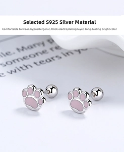 Nahaufnahme der Katzenpfoten-Ohrringe aus 925er Silber mit rosa Emaille und Schraubverschluss