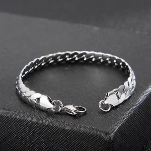 Makroaufnahme von silbernem Edelstahl-Panzerarmband auf schwarzem Hintergrund