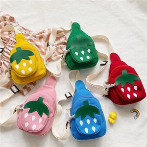 Detalle de bolsos de pecho de fresa para niños en cinco colores vibrantes surtidos