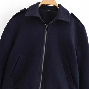Giacca alla moda blu navy con risvolto, zip argentata e mostrine sulle spalle