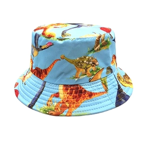Détail du chapeau bob bleu pour enfants avec motifs de dinosaures et tissu en coton robuste