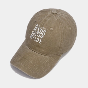 Primo piano di un cappellino da baseball kaki lavato con stampa Jesus Saved My Life