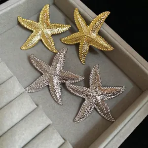 Orecchini a forma di stella marina vintage esagerati in metallo testurizzato oro e argento