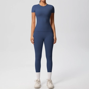 Detailed fit of dark blue elastic yoga set featuring slim t-shirt and high waist leggings