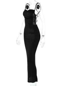 Détail de la robe longue noire moulante avec fines bretelles et décolleté en cœur chic