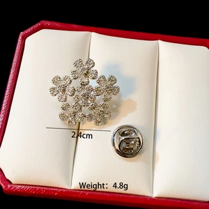 Detailed view of silver snowflake brooch with crystals, size 2.4cm and weight 4.8g