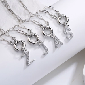 Collier argenté avec pendentif initiale en zircon, chaîne trombone et fermoir à ressort