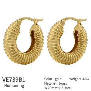Orecchini a cerchio in ottone placcato oro con texture a coste orizzontali e forma ovale