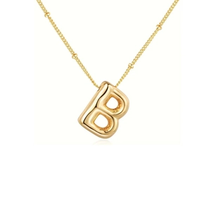 Makroansicht der goldenen 3D-Bubble-Buchstabe B Kette mit Perlenketten-Detail