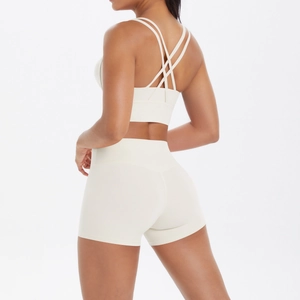 Détail de l'ensemble de yoga crème montrant le soutien-gorge croisé et le short taille haute