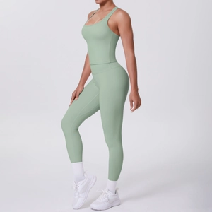 Détail du tissu brossé double face vert sauge de l'ensemble de yoga avec brassière et legging