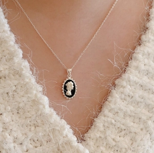 Vintage oval Elizabeth portrait pendant necklace in 925 sterling silver for women