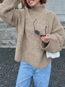 Vue street style d'un pull à col roulé en maille camel avec détail de texture côtelée