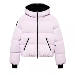 Damen Skijacke in Hellviolett mit Kapuze, schwarzen Reißverschlüssen und Windschutzbündchen