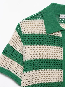 Detailansicht der grün-weiß gestreiften Stricktextur und des Polo-Kragen-Designs
