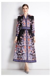 Détail de l'imprimé floral paisley vintage sur robe longue à manches longues et col V