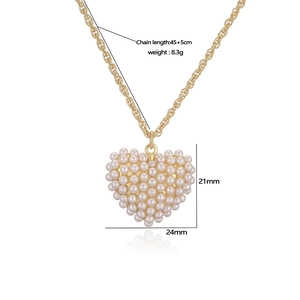 Détail montrant les dimensions du collier coeur perle avec chaîne de 45+5 cm de long