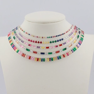 Détail de cinq colliers de tennis en zircon arc-en-ciel sur mannequin avec monture argent