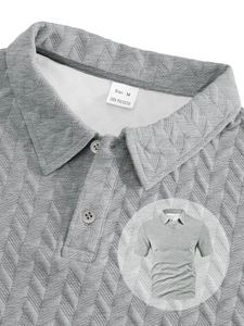 Détail de la texture jacquard grise et du col polo avec motifs de tricotage précis