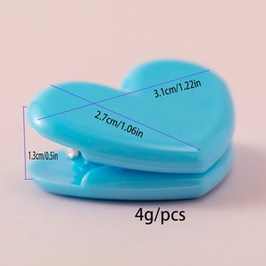 Sky blue heart-shaped plastic clip with precise dimensions and weight on pink background
