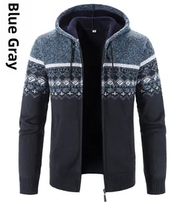 Dettaglio del cardigan in maglia grigio-blu con motivo jacquard nordico e fodera in pile