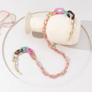 Dettaglio catena per occhiali in acrilico colorato con maglie rosa, blu, marroni e ganci oro