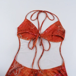 Détail de la robe dos nu avec imprimé tropical orange et design à lacets à l'arrière