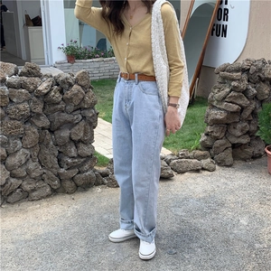Outdoor shot of a woman carrying a white floral lace tote bag with a casual outfit