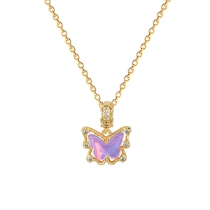Collier en acier titane avec pendentif papillon rose en zircone et chaîne dorée