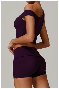 Vue arrière d'un ensemble yoga prune avec haut asymétrique et short taille haute