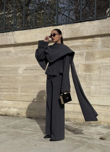 Détail d'un ensemble en tricot gris foncé avec haut à large col et pantalon large