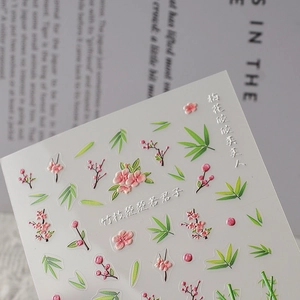 Makroaufnahme von 5D-Relief-Nagelstickern mit chinesischen Pflaumenblüten und Bambus