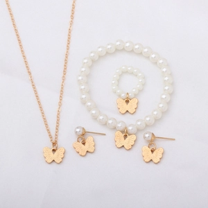 Vue détaillée à plat de charms papillon dorés et de parure de bijoux en perles blanches