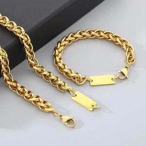 Detailansicht von goldenem Halsketten- und Armbandset mit rechteckigem Anhänger in Geschenkbox