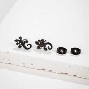 Boucles d'oreilles gecko minimalistes en acier inoxydable noir mat avec fermoirs métal