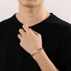 Nahaufnahme eines goldpolierten Gliederkettenarmbands für Herren mit rundem Kristallanhänger